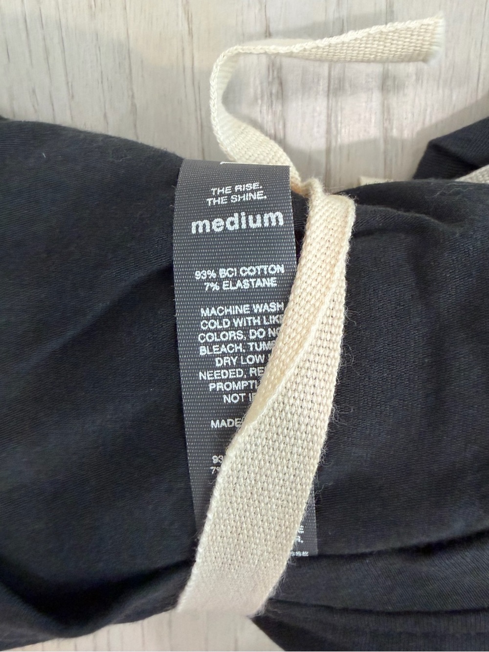 Vuori Feather Tee Washed Black Relaxed Soft Tee Medium NWT - Picture 3 of 4